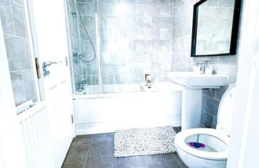 City Centre 3 Bedroom House Sleep upto 9 Guests with Garden and Parking - Foto 79