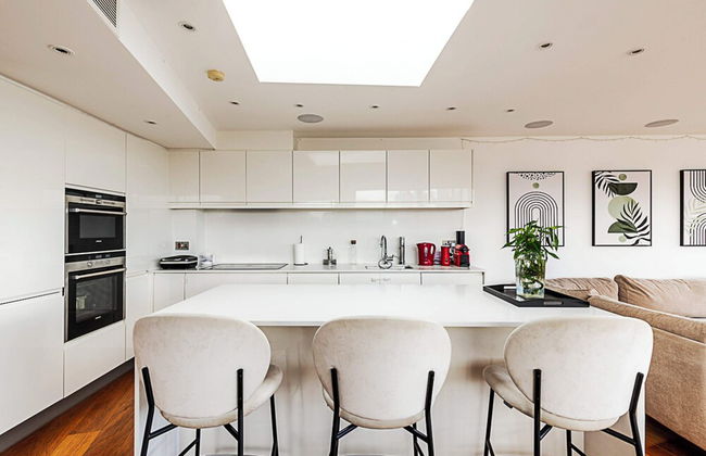 Modern Haven With Terrace View & Urban Charm - Foto 10