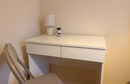 Ivy House - 3-Bed, Sleeps 4, Parking, WiFi, Contractors - Foto 11