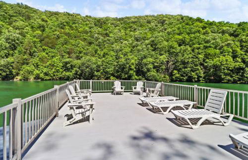 Secluded Lakefront Escape w Private Dock, 600ft Shoreline and Views, Sleeps 13 - Foto 22