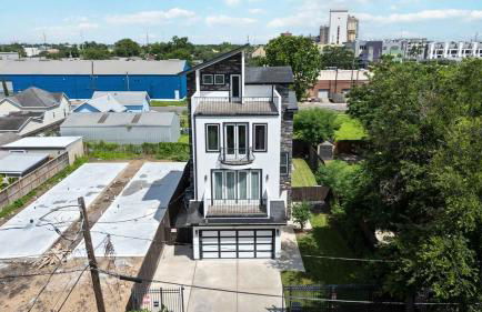 Resort vibe with Pool and Hot tub Downtown skyline views - Photo 45