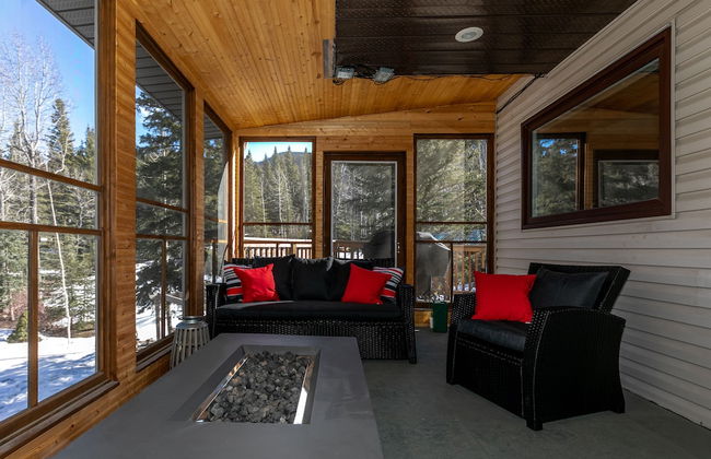 Dream 4-Br 4-Ba Chalet | Private Hot Tub | 2 min to Jasper National Park Gates - Photo 18