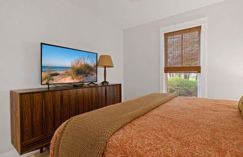 Bella and Dulce's Lakehouse by Juniper Holiday + Home - Photo 21