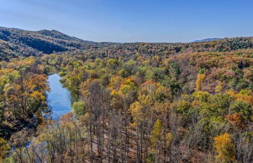 Camp Dancing Bears - Wifi, Riverfront, Pet Friendly, Fire Pit, Grill, Deck, Fishing, Games, Fireplace, King Bed - Photo 39