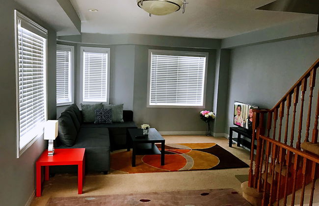 Entire 3 Bedroom Townhouse in Markham - Photo 1