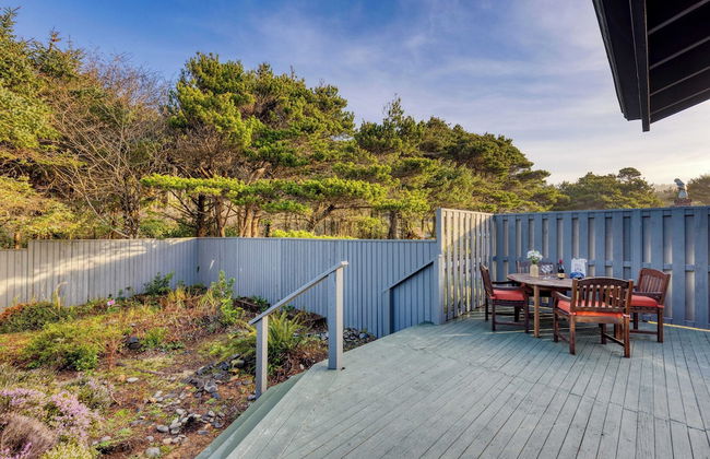 Half Block to Beach w/ Oceanview, Patio + Balcony The Shore Pine by Avantstay - Foto 31