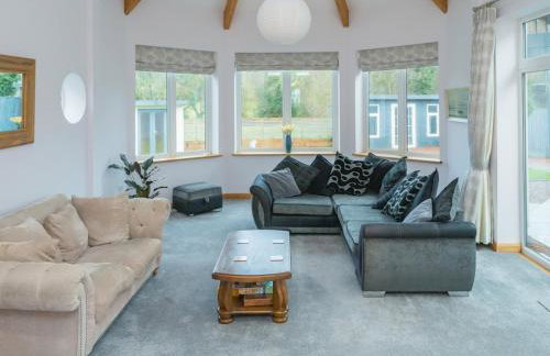 Modern 4-Bed Home Spacious & Comfortable - Pass the Keys - Foto 1