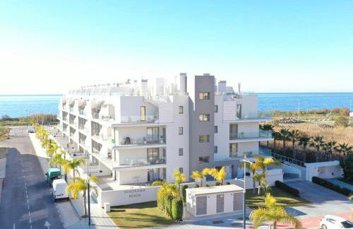 Apartamento en primera línea de playa, con piscina y garaje en Torrox Costa - Photo 1