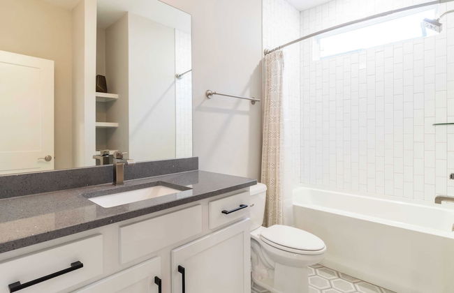 Monty by Avantstay 4bdr 4ba, Balcony w/ Outdoor Seating, 5mins to DT - Photo 24