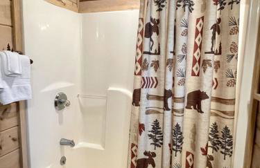 Perfectly private! Hot tub, king sized bed, grill, washer/dryer, and motorcycle friendly! Studio Cabin by RedAwning - Foto 28