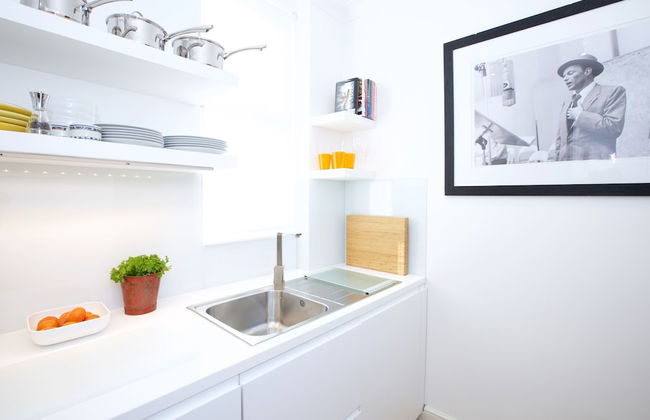 JOIVY English Retro 2BR Apt Near Battersea Park - Photo 6