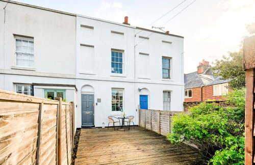 Central Canterbury Gem New Refreshed Decor Sunny Deck Outdoor Furniture FREE Parking 2BR 2BA TOP Location - Foto 68