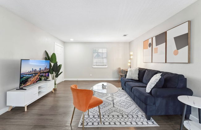 Spacious and Fun King Bed 2BR w Pool 5 Min to DT - Photo 13