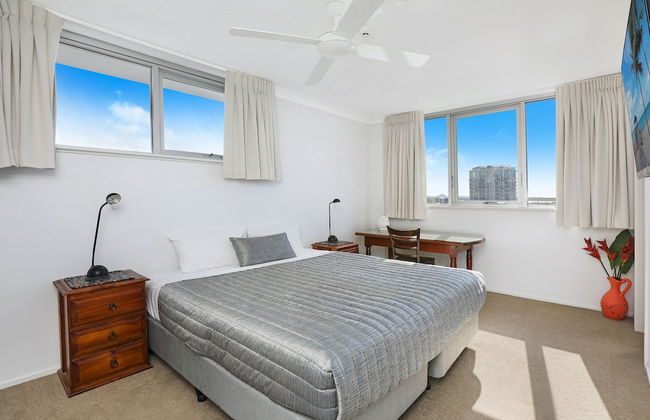 Elouera Tower Beachfront Apartments - Photo 9