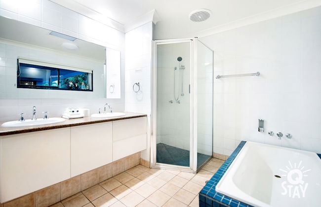 Sardinia 7 Bedroom Waterfront House - Q Stay - Foto 20