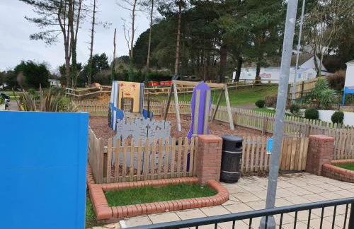 Cozy 3 bedroom Caravan, Sleeps 8, at Parkdean Newquay Holiday Park - Foto 82