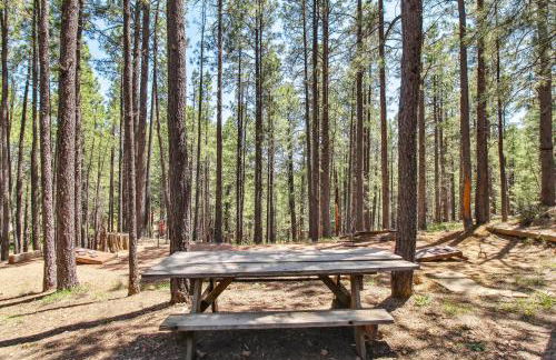 Near Trails Forest Lake Retreat with Backyard Oasis - Foto 32