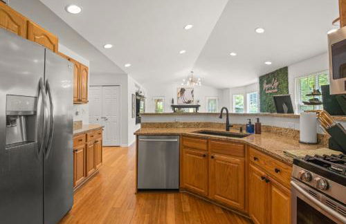 Delight: Bold & Bougie! Sleeps 12! Downtown Boyne - Foto 17