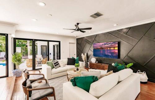 Resort Style Backyard Heated Pool Hot Tub Fire Pit - Foto 6