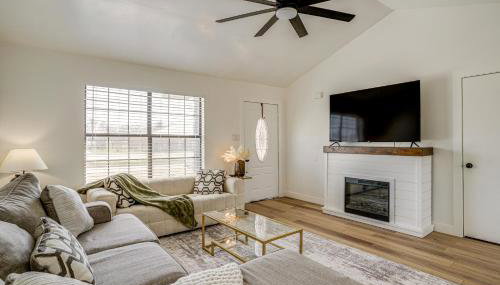 7 Mi to Lake Bridgeport: Home w/ Yard & Grill! - Photo 2