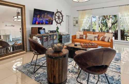 Hideout on the Hillsborough is a Gorgeous Renovated 3BR Pet Friendly Home on the Hillsborough River located in the North End of Seminole Heights - Foto 10