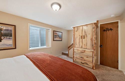 Trapper 8: Cozy 4-Bedroom Condo, 1 Minute to Yellowstone, perfect for 8 guests. - Foto 51