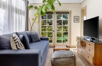 Spanish Revival Charm in Silver Lake w Patio BBQ Walkable Location Maltman Manor by AvantStay - Photo 7