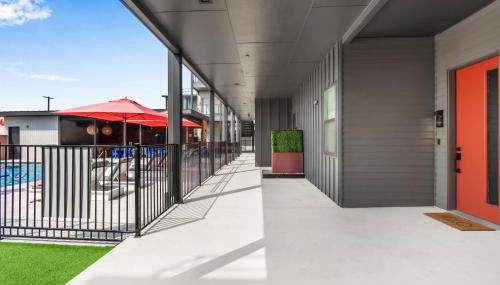 Luxury Resort-Style Living - Centrally Located - Foto 3