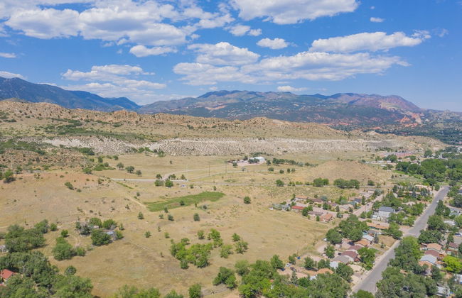 2BR Aptmt Parks Private Deck, Mountain Views! - Photo 25