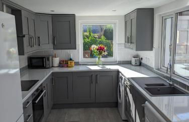 Prospect House - Elegant 4-Bed Family Escape Near Ward Park & Marina - Foto 5