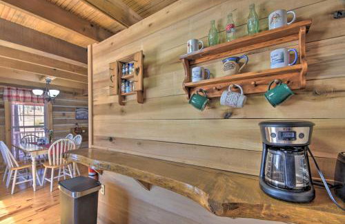 The Lake Place Cabin with Golf Cart and Free Kayaks! - Foto 10