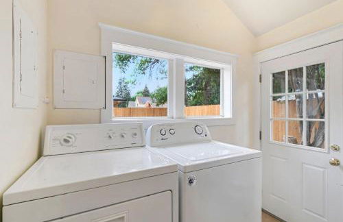 Peterson Retreat - Hot Tub, Bikes, Old Town - Foto 72