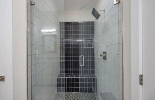 Luxury four-story Home with Rooftop views, 10min to Downtown! Sleeps 12! - Photo 23