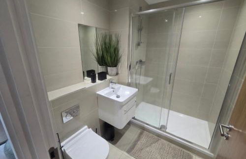 Snuggle Inn - Riverside Apartments - Views Over looking London River Thames, Close to O2 Arena, London Excel, London City Airport, Thames Clipper- River Boat Service, Woolwich Ferry, Onsite parking, TWIN ROOM OPTION available - Foto 11