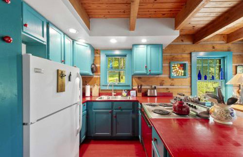 Beautiful Rustic Cabin Surrounded by Nature with Incredible Views and a Wrap-Around Deck for an Amazing Glamping Experience in Marshall, NC - Foto 6