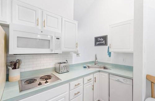 Cannon beach vibes, steps to the beach,WIFI,3 full bedroom en suites with 3 fireplaces,Near Downtown - Photo 23