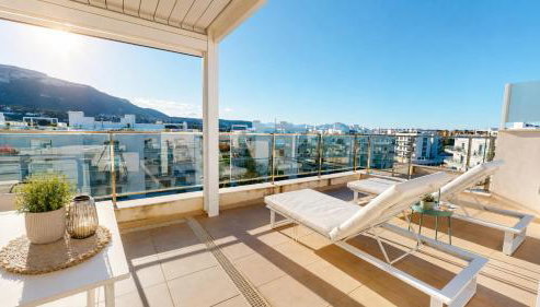 Atico Buen Vivir con gran terraza y vistas espectaculares en Marina Real II Denia by Family Homes Rentals - Foto 2, sunbed