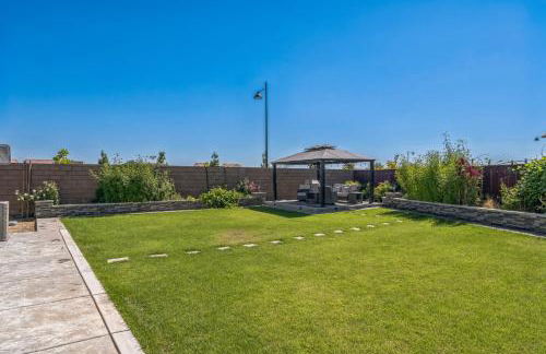 Spacious 3BR Home with Charming Backyard home - Foto 36