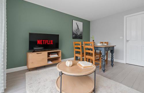 Charming House - Walking distance to Town Centre - Free Parking, Self-Check-In, Fast WiFi and Smart TV by Yoko Property - Photo 3