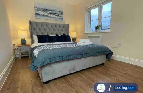 Modern 1 bedroom flat with free parking - Photo 2