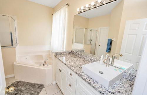 Disney Dream with Hot Tub, Pool, Xbox, Games Room, Lakeview, 10 min to Disney, Clubhouse - Foto 32