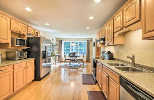 Granby Home with Deck Less Than half Mi to Aldrich Lake! - Foto 11