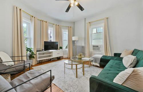 The Maverick Downstairs - Lux Apartment - Free Parking - 2 Miles From Airport & Downtown Boston - Foto 1