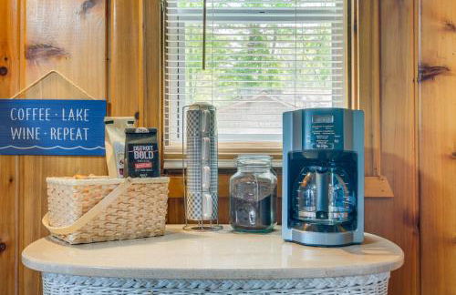 Charming Michigan Cottage with Sunroom and Lake Access - Foto 6