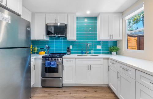 Beach Bungalow Perfection - Private Patios, BBQ walk2beach & Pet Friendly! - Foto 7