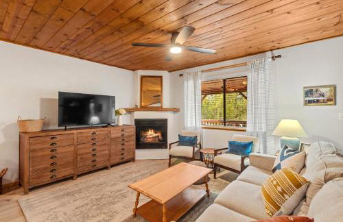 Cozy Cabin in Heber with a deck, fireplace and pet friendly - Foto 4