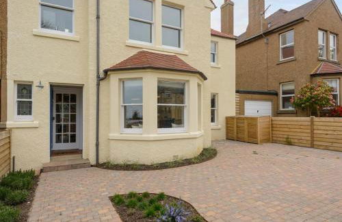 Marine House - Photo 1