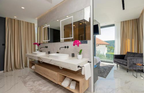 Luxury Lake-View Villa Karmen with Heated Pool, Private Spa & Sunset Terrace - Foto 28