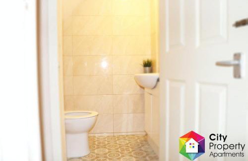 Newcastle CITY APT35,FREE STREET PARKING,4 BEDROOM HOUSE,8 SINGLE BEDS,FULL KITCHEN,ALL ROOMS WITH TVs,NETFLIX - Photo 17