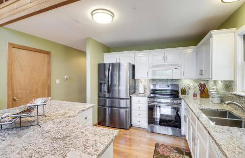 Peaceful Greers Ferry Cabin with Deck and Lake View! - Foto 9